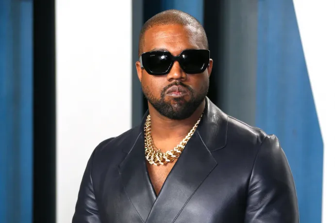 Kanye West megveszi a szélsőjobbos körökben népszerű Parler közösségi oldalt
