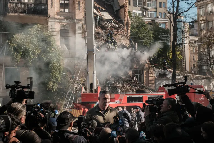 Vitalij Klicsko, Kijev polgármestere az egyik helyszínen nyilatkozik a sajtónak – Fotó: Yasuyoshi Chiba / AFP