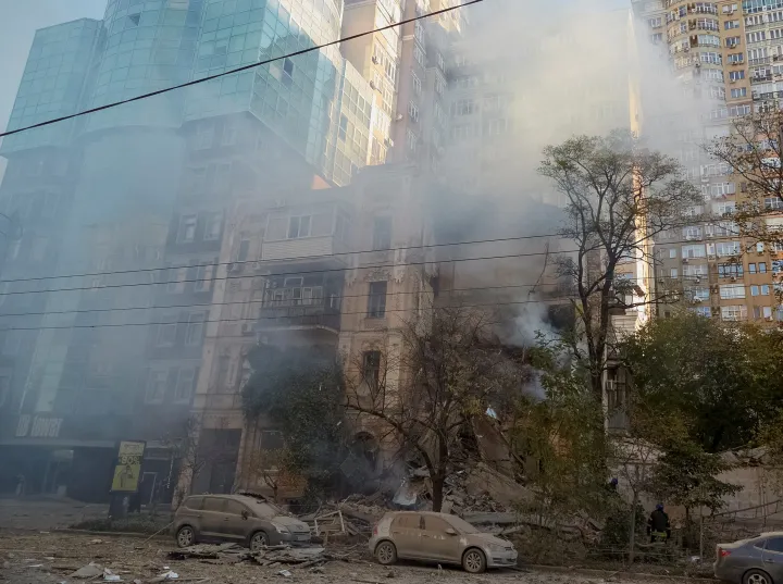 Találatot kapott és összedőlt lakóház romjai a hétfői támadás után Kijev belvárosában – Fotó: Roman Petushkov / Reuters