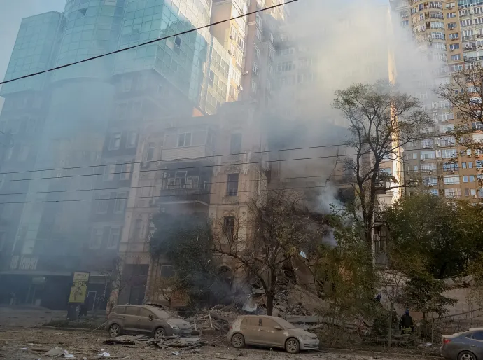 Találatot kapott és összedőlt lakóház romjai a hétfői támadás után Kijev belvárosában – Fotó: Roman Petushkov / Reuters