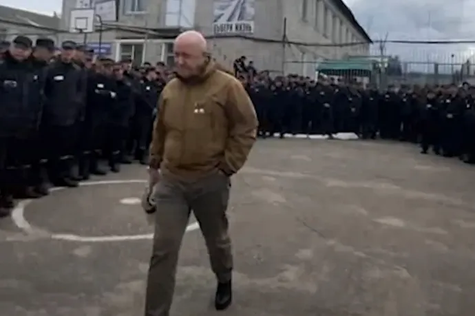 A közösségi médián terjedő, hivatalosan meg nem erősített videófelvételen Prigozsin fogvatartottakból toboroz hadseregébe