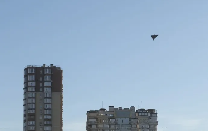 Drón repül Kijev felett 2022. október 17-én – Fotó: Szerhij Sesztak / MTI / EPA 