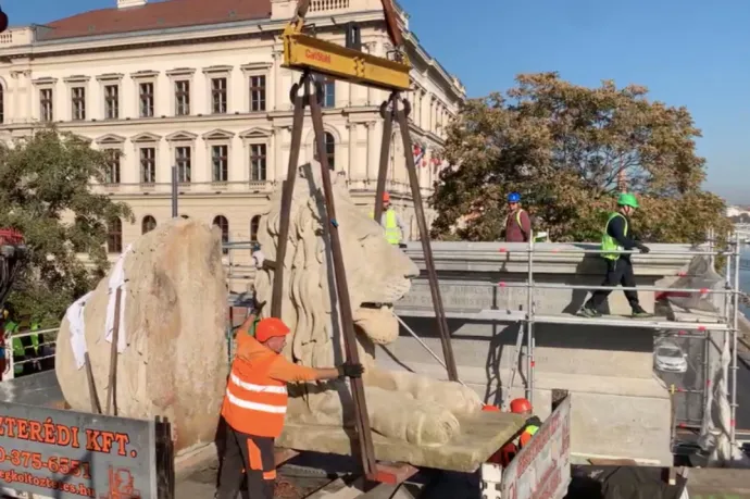 Horoszkóppal reklámozták, majd élő adásban tették vissza a helyükre a Lánchíd oroszlánjait