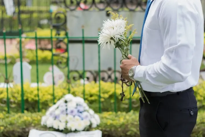 Bevált a gyoroki polgármester javaslata, aki azt kérte, hogy koszorú helyett pénzt vigyenek temetéskor