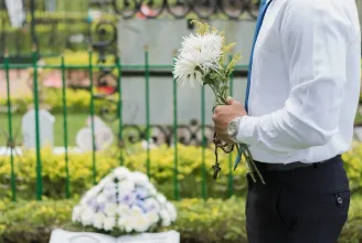 Bevált a gyoroki polgármester javaslata, aki azt kérte, hogy koszorú helyett pénzt vigyenek temetéskor