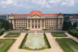 Derékmelegítő plédeket kapnak a Debreceni Egyetem dolgozói