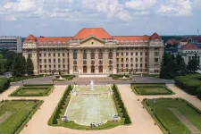 Derékmelegítő plédeket kapnak a Debreceni Egyetem dolgozói
