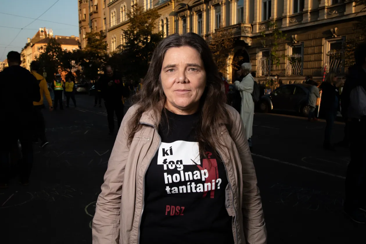 Nagy Erzsébet szólal fel az oktatás jövőjéért szervezett demonstráción Budapesten, a Belügyminisztérium épülete előtt 2022. október 14-én – Fotó: Hevesi-szabó Lujza / Telex