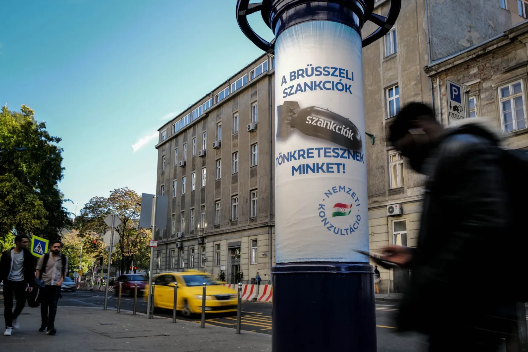 Az utcákon is megjelentek a szankciókat bombaként ábrázoló plakátok