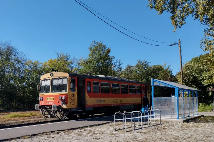 Utasokra váró vonat az újszegedi állomáson – Fotó: Móra Krisztina / Telex