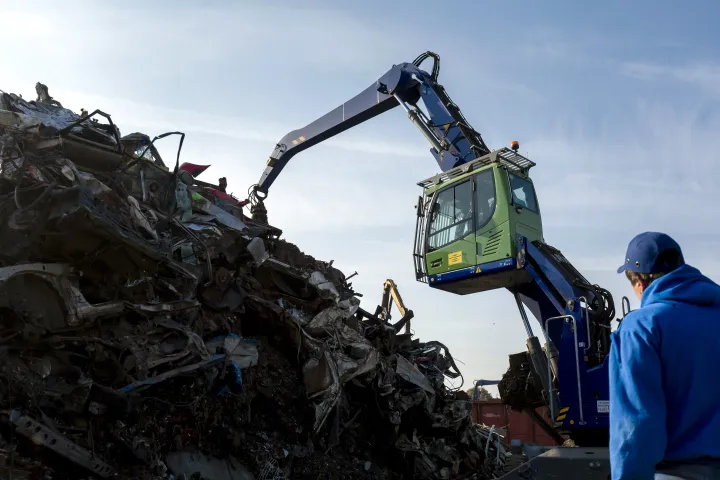 Feldolgozásra váró hulladék a Mü-Gu Kft. budapesti telepén – Fotó: Mohai Balázs / MTI