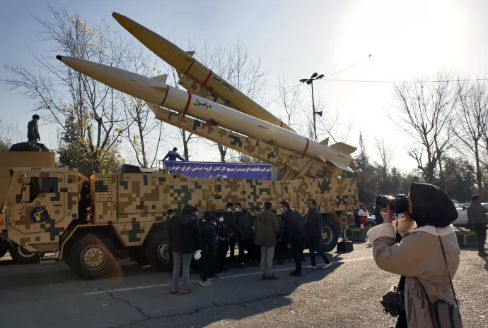 Iráni gyártmányú Zolfaghar rakéta Teheránban – Fotó: AFP