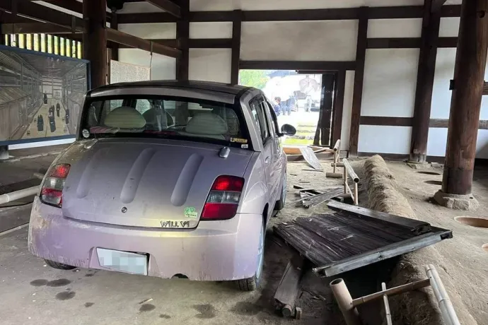 Belehajtott egy buddhista templomba, és összetörte az ország legrégebbi vécéjét egy férfi Japánban