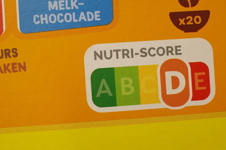 Nutri-Score címkével ellátott csokoládé egy franciaországi szupermarketben – Fotó: Mathieu Thomasset, Hans Lucas / AFP