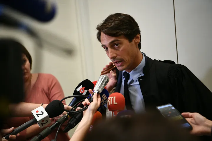 Alexandre Silva, a vádlott ügyvédje nyilatkozik a sajtónak – Fotó: Christophe Archambault / AFP