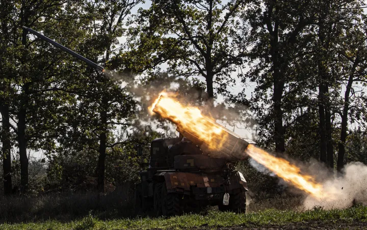 Ukrán rakétatűz az orosz állások felé Herszon térségében – Fotó: Metin Aktas / Anadolu Agency / AFP