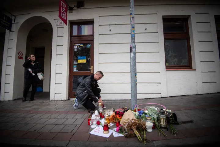 Virágokat helyeznek el a pozsonyi Tepláreň bár előtt, ahol két férfit lőtt agyon egy fegyveres 2022. október 12-én – Fotó: Vladimir Simicek / AFP