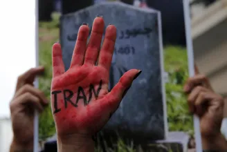 Halálra vertek Iránban egy diáklányt, mert nem volt hajlandó dicsőíteni az ajatollahot