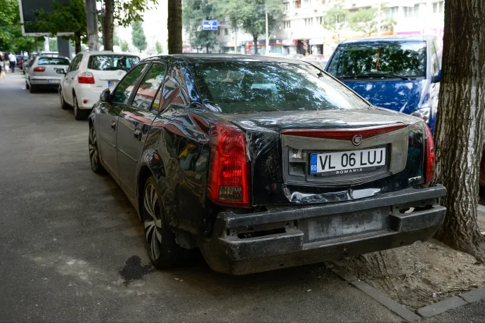 Ezentúl a járdáról is elszállíthatja a rendőrség a szabálytalanul parkoló autókat