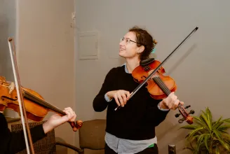 Zoë Aqua Erdélyben kutatja azt a zenei hagyományt, amit a zsidó kultúrában megszakított a világháború