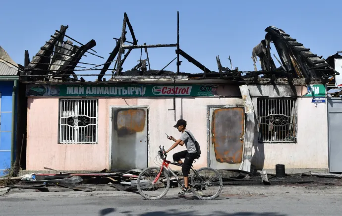 A harcokban megsérül épület Kirgizisztánban a határ mellett 2022 szeptemberében – Fotó: Vyacheslav Oseledko / AFP