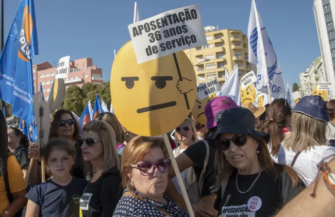 Tanárok tüntetnek 2018. október 5-én a portugál fővárosban. A négynapos országos pedagógussztrájk alatt munkakörülményeik javítását követelték – Fotó: Horacio Villalobos / Corbis / Getty Images