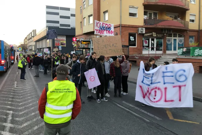 Forgalomlassító demonstrációval álltak ki a tanárok mellett Pesterzsébeten
