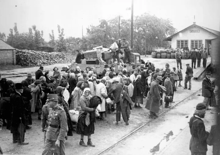 Zsidók állnak a kőszegi vasútállomáson 1944. június 18-án, amikor a Schey Fülöp utcai gettóból a szombathelyi gettóba, onnan pedig július 4-én Auschwitzba deportálták őket – Fotó: Fortepan