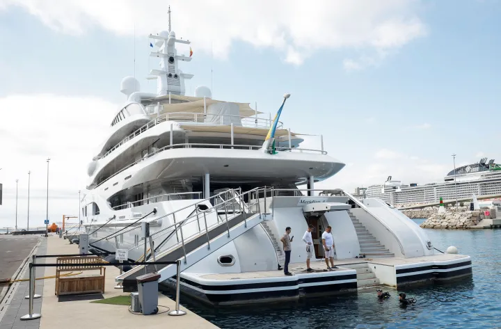 Búvárok dolgoznak a spanyol hatóságok által lefoglalt Meridian nevű yachton Barcelonában. A hajót korában Valerie néven és Szergej Csemezov, az orosz Rostec állami cég vezetőjének nevén jegyezték be – Fotó: Albert Gea / Reuters