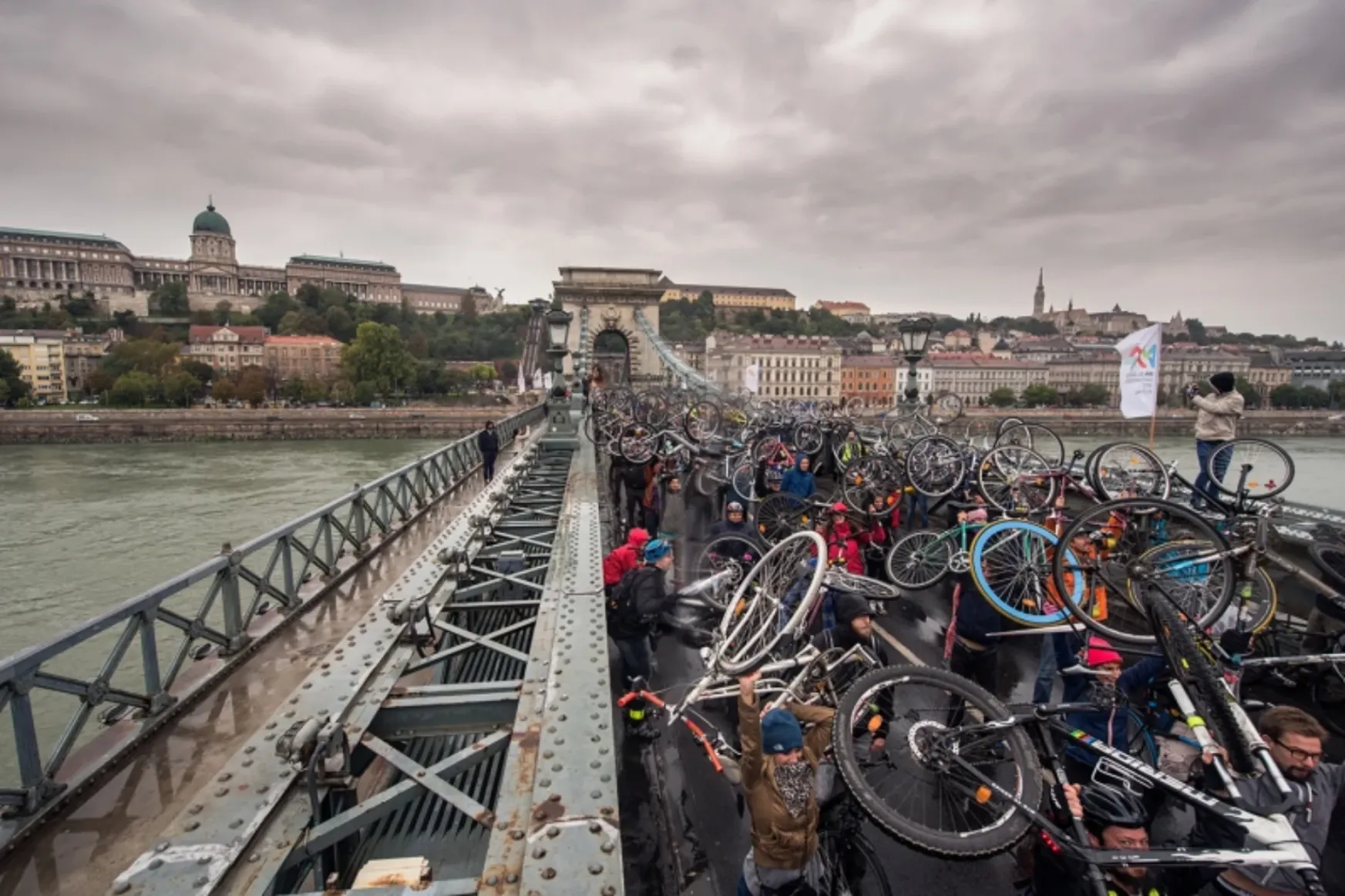 Kerékpárosklub: Várostörténeti hiba lenne visszaengedni az autókat a Lánchídra