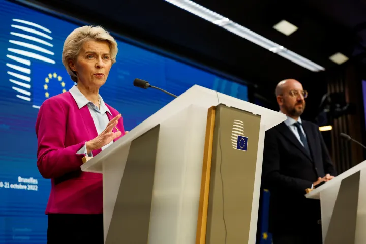 Ursula von der Leyen és Charles Michel sajtótájékoztatót tart az uniós csúcs első napja után Brüsszelben 2022. október 21-én – Fotó: Piroschka Van De Wouw / Reuters
