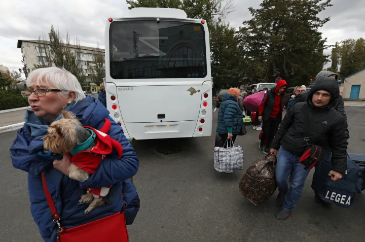A krími Dzsankoj város vasútállomására érkeznek civilek, akiket az orosz ellenőrzésű Herszon régióból evakuáltak 2022. október 20-án – Fotó: Alexey Pavlishak / Reuters