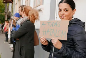 „Meg kell fogalmazni céljainkat, és ki kell állni” – két kilométeren tiltakoztak az oktatásért Pécsen