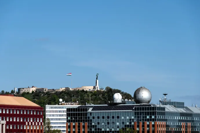 Az ELTE több oktatója odaadja egynapi bérét a munkabeszüntetésben részt vevő tanároknak