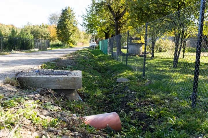 A magyarlétai lakosok által kifogásolt munka: nem megfelelően elhelyezett csövek és csatornafedelek – Fotó: Tóth Helga / Transtelex