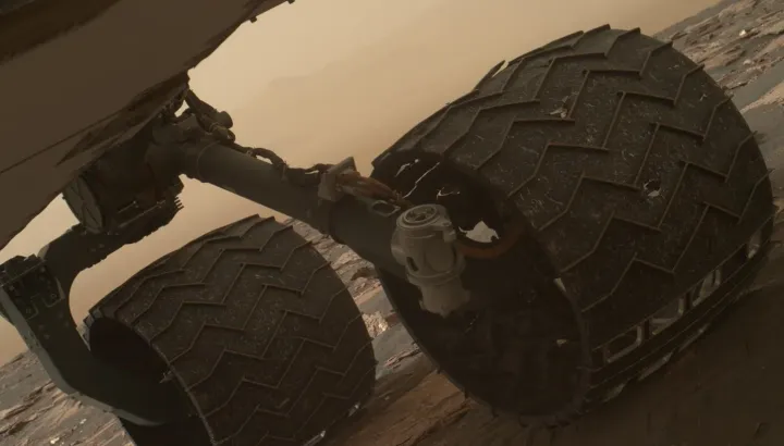 A kép 2017. március 19-én készült annak a sorozatnak a részeként, amelyet a rover csapatának tagjai használtak a kerekek állapotának ellenőrzésére a Curiosity 1641. marsi napja, azaz solja során. A Curiosity kerekei az évek során megsérültek, és apró alumíniumdarabokat hagytak maguk után – Fotó: NASA / JPL-Caltech / MSSS