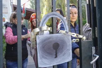 Az óvó nénik nem lázadó típusok, ma mégis lelakatolták az ovit