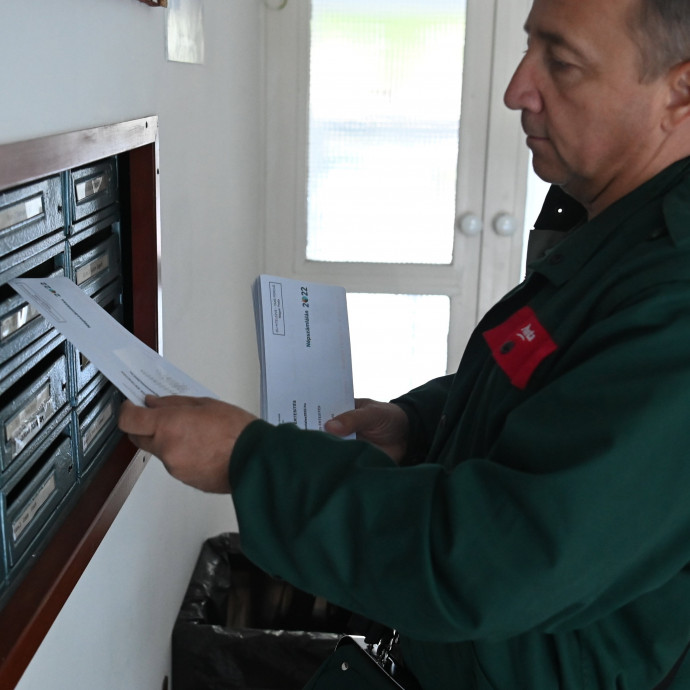 A szemétszállítókéhoz hasonló rezsitámogatást szeretnének a postások is