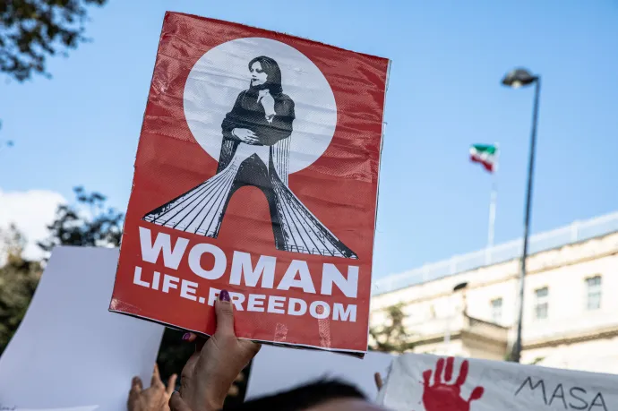 A „Nők, élet, szabadság” jelszó egy isztambuli szimpátiatüntetés transzparensén – Fotó: Onur Dogman / SOPA Images / LightRocket / Getty Images