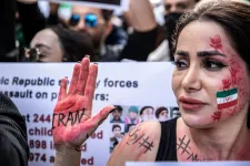 Nők, élet, szabadság – Iránban öt hete nem tudják elnyomni a tiltakozásokat