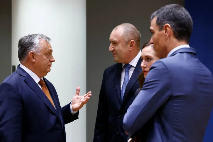 Orbán Viktor miniszterelnök Rumen Radev bolgár elnökkel, Sanna Marin finn miniszterelnökkel és Pedro Sánchez spanyol kormányfővel a brüsszeli EU-csúcs első napján, 2022. október 20-án – Fotó: Yves Herman / Reuters