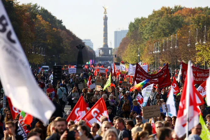 Tüntetők Berlinben október 22-én, szombaton – Fotó: Christian Mang / Reuters