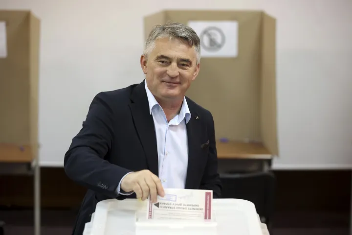 Zeljko Komsic horvát államfőjelölt leadja szavazatát Szarajevóban 2022. október 2-án, a Bosznia-Hercegovinában tartott általános választások napján. Fotó: Armin Durgut / AP / MTI