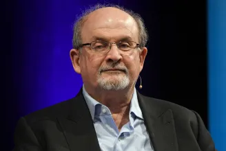 Fél szemére megvakult és nem tudja használni az egyik kezét az augusztusban megkéselt Salman Rushdie