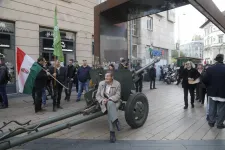 A Momentum véres lepedőt vitt az oroszokhoz, a Mi Hazánk tankok helyetti bankokról beszélt október 23-án