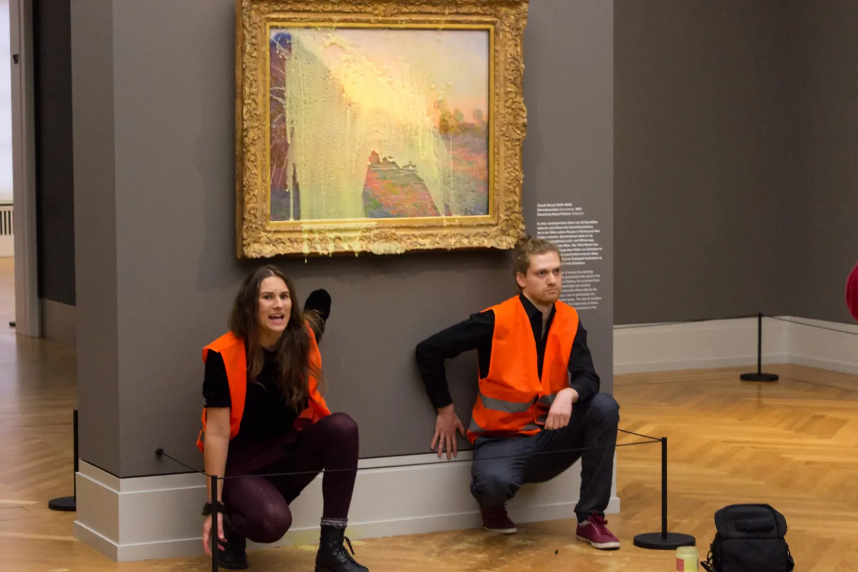 Klímaaktivisták most Monet egyik festményét öntötték le, üveglap védte meg a krumplipürétől