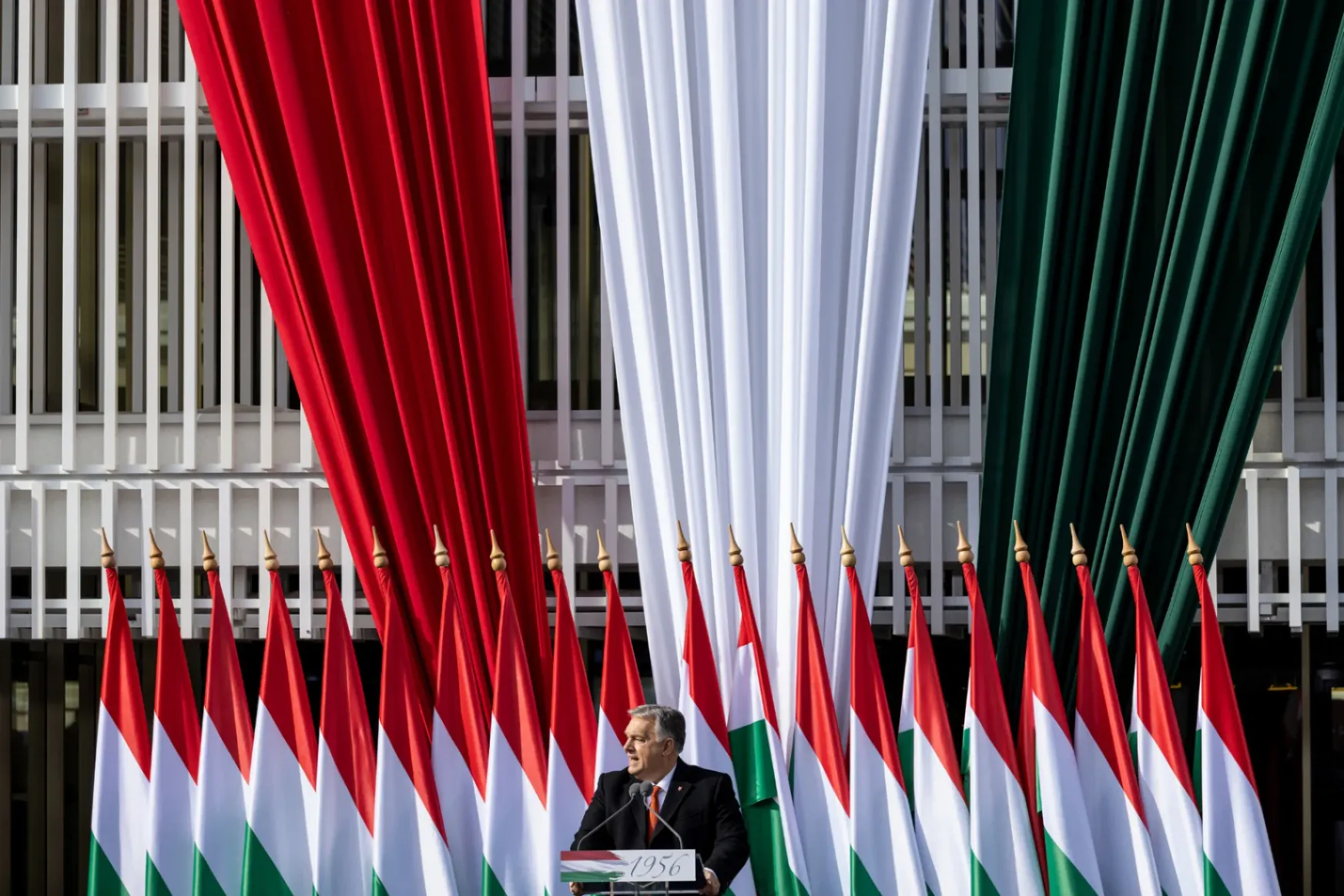 Válság kopogtat Magyarország ajtaján, a kormány kifogyott a pénzből, de Orbán ünnepi beszédében egyensúlyról és stabilitásról szónokolt
