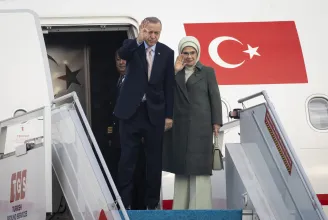 Erdogan visszahozza a hidzsábviselést a kampánytémák közé: népszavazást kezdeményezne az ügyben