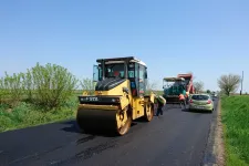 Felkaparta a cég az aszfaltot, amit leterített, mert a megrendelők drágának találták