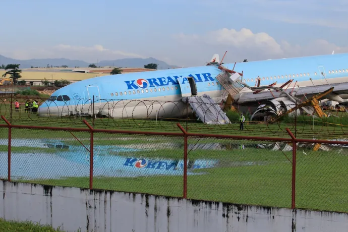 Túlfutott a leszállópályán a Korean repülője, a füvön állt meg